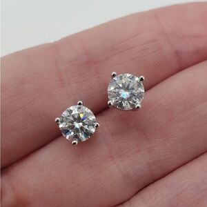🔥Solid 925 Starling Silver 4mm 0.6 D Color VVS Moissanite  0.3 Each